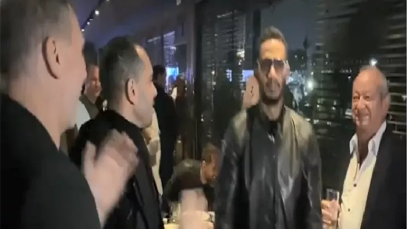 محمد رمضان يشعل السوشيال ميديا بوصلة رقص مع نجيب ساويرس فى ملهى ليلى