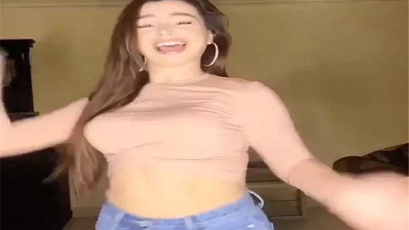 جوهرة ترتدى 