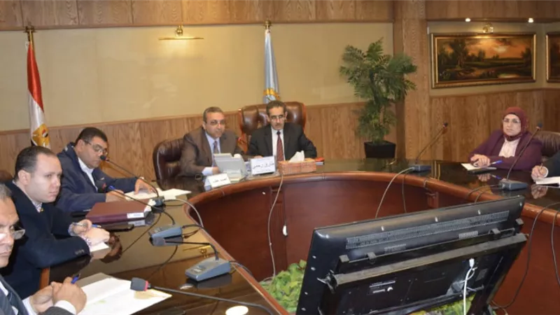 محافظ الغربية يتابع الموقف التنفيذى لمشروعات الرصف داخل مراكز ومدن المحافظة