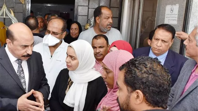عطية يبدى استياءه من الخدمة الطبية والنظافة مستشفى أسوان الجامعى