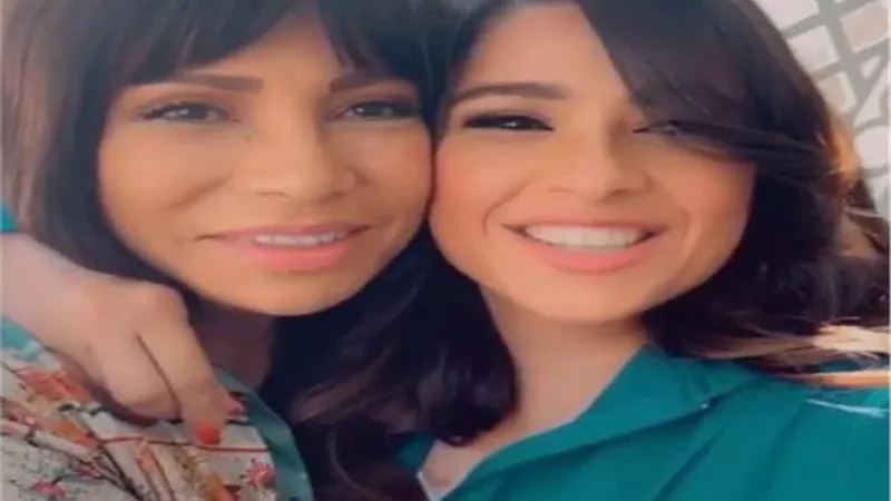 بالاحضان والقبلات .. ياسمين عبد العزيز وسوسن بدر يتحديان كورونا
