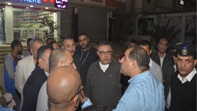 بالصور .. محافظ البحر الأحمر يقود حملة مكبرة على الصيدليات والمقاهي