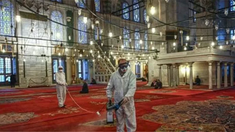 للسيطرة على كورونا..دول عربية وأجنبية تعلّق الصلاة في دور العبادة