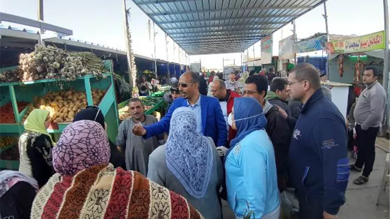 رئيس جهاز الشروق يُشارك فى حملة لضبط أسعار السلع الغذائية بالمدينة
