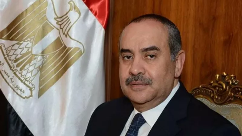 وزير الطيران المدني يقود طائرة إلى لندن لإعادة مصريين