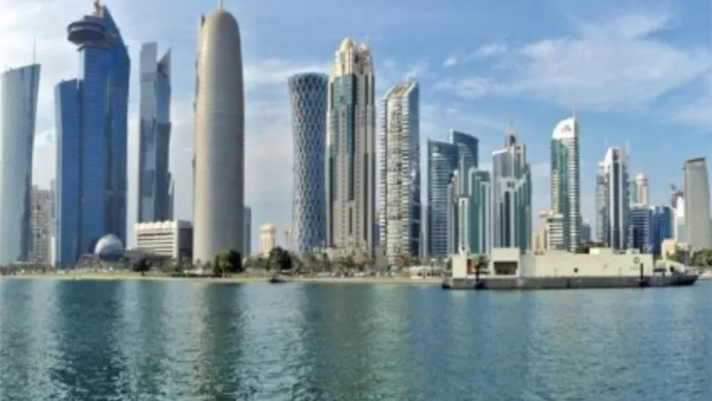 تقارير صحفية : الزيادة المتسارعة في عدد المصابين بكورونا في قطر سيعزلها عن العالم