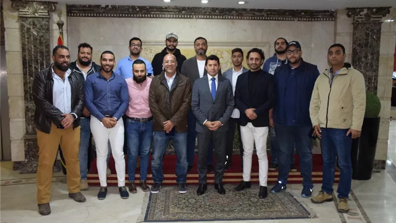 وزير الرياضة يكرم الشباب المتطوعين بسياراتهم الدفع الرباعي لإنقاذ العالقين جراء السيول