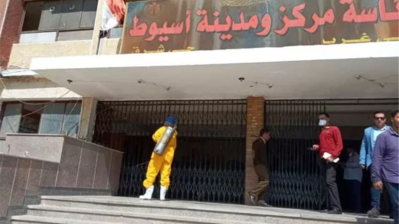 رئيس مركز أسيوط يتابع تطهير مجمع المصالح.. صور