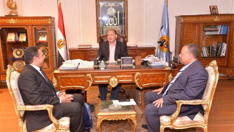 محافظ أسيوط يلتقي مسئولي المخلفات الصلبة لبحث سبل دعم منظومة النظافة