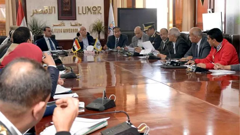 الإجراءات الصحية وإيراد الصناديق وإطلاق الأسماء على المنشآت فى المجلس التنفيذى للأقصر