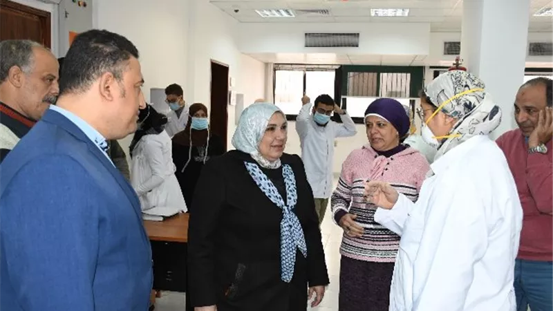 رئيس قناة السويس تتفقد الاجراءات الوقائية بالمستشفى الجامعي والكليات.صور