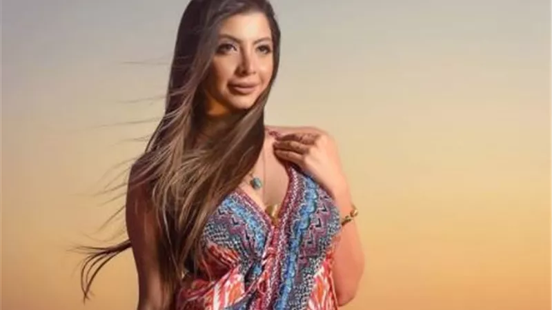 بالصور.. الإعلامية دعاء صلاح توقف برنامجها وتتحدى كورونا باطلالة جريئة في دبي
