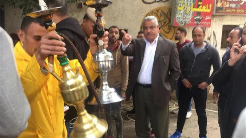 رئيس مدينة الزقازيق يقود حملات لمصادرة الشيش وغلق المقاهى المخالفة