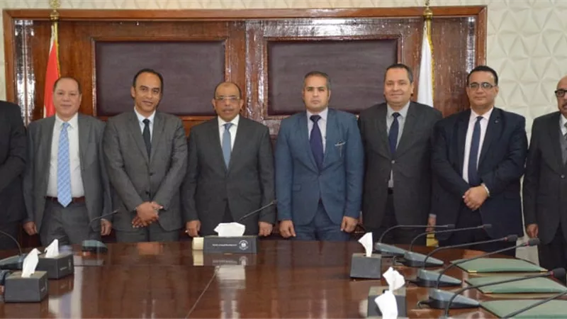 محافظ أسيوط: توقيع بروتوكول لإنشاء 27 وحدة صحية بالقرى الأكثر احتياجًا بالمحافظة