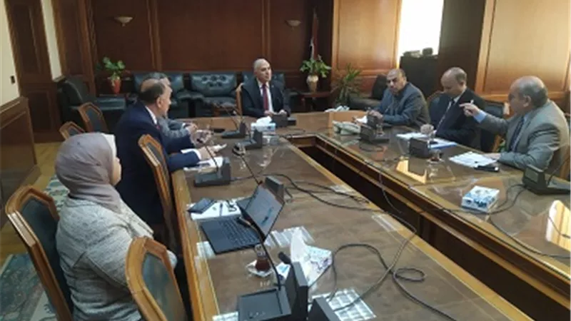 عبد العاطي يشكر العاملين بالوزارة على الإداء المتميز فى التعامل مع أزمة السيول