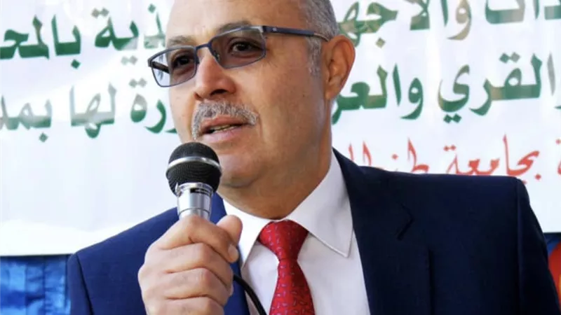 د. عتمان : تعقيم المدرجات والمعامل والقاعات الدراسية والغاء البصمة اليدوية وخطط وقائية بكل كلية