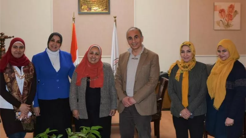 رئيس جامعة الزقازيق يكرم الأمين المساعد للشئون المالية