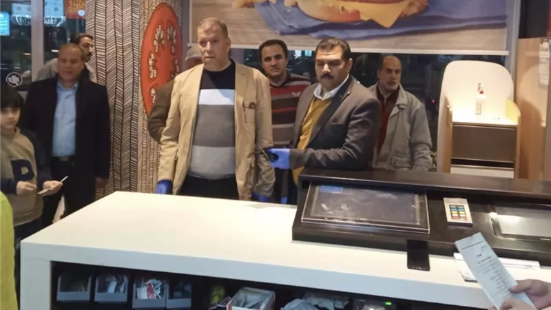 داود وعيسى فى متابعة ميدانية على المطاعم والكافيهات والمقاهي بنطاق حي اول وثان طنطا.