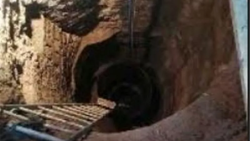العامل حفر حفره فى منزل شقيقته للتنقيب عن الاثار فسقط فيها ابنها