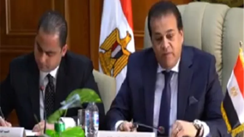 وزير التعليم العالي يلتقي طلاب الجامعات عبر 