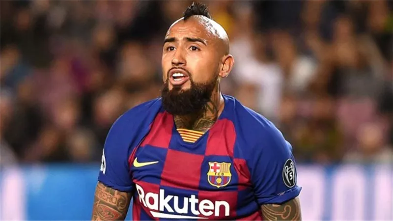 فيدال يكشف موقفه من الرحيل عن برشلونة