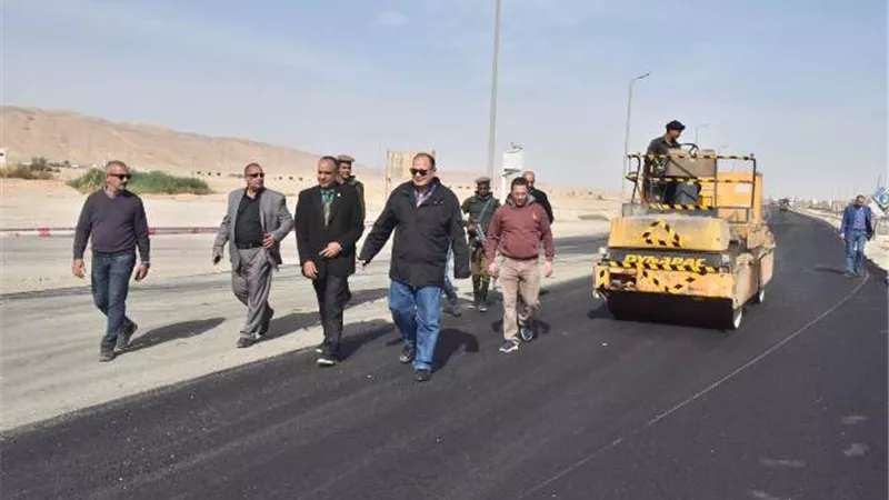 محافظ أسيوط يتفقد الموقف التنفيذي لرصف طريقي كوبري الواسطى ومدينة أسيوط الجديدة
