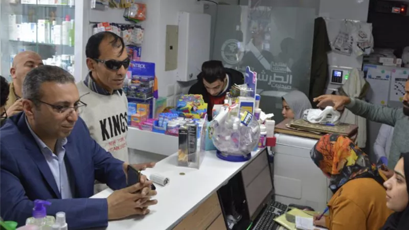 د عطا يفاجئ صيدليات المحلة لضبط المتلاعبين بأسعار المواد المطهرة