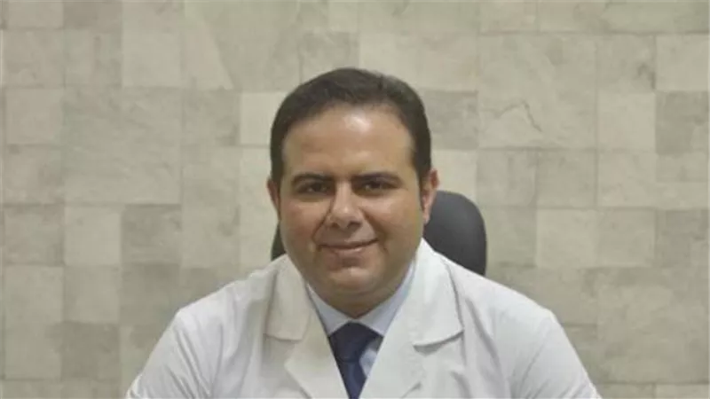 استشاري أمراض جلدية يوضح كيفية التخلص من العلامات التعبيرية المزعجة بالوجه