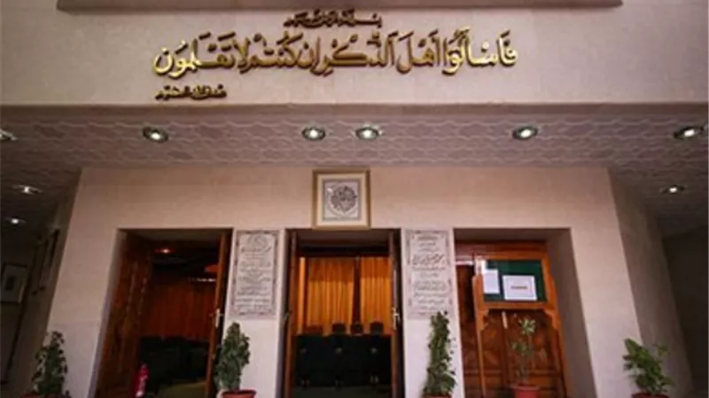 حكم صلاة من على ملابسه وبدنه مواد كحولية