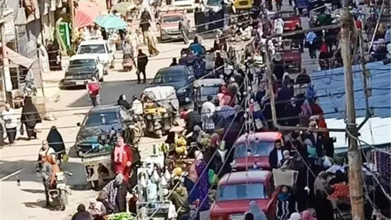 الباعة الجائلون ضربوا بقرار المحافظ عرض الحائط وأقاموا سوق الجمعة..بالفيديو