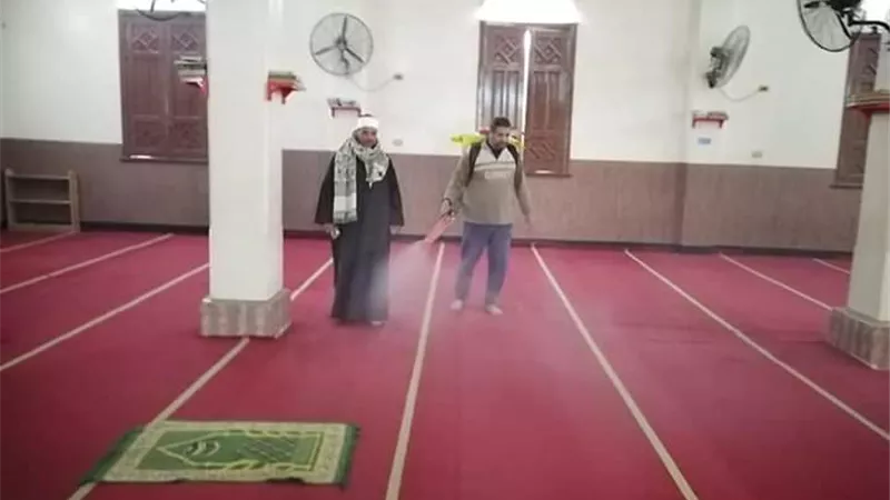 مواطنون بالغربية يعقمون المساجد على نفقتهم استعدادا لاستقبال صلاة الجمعة