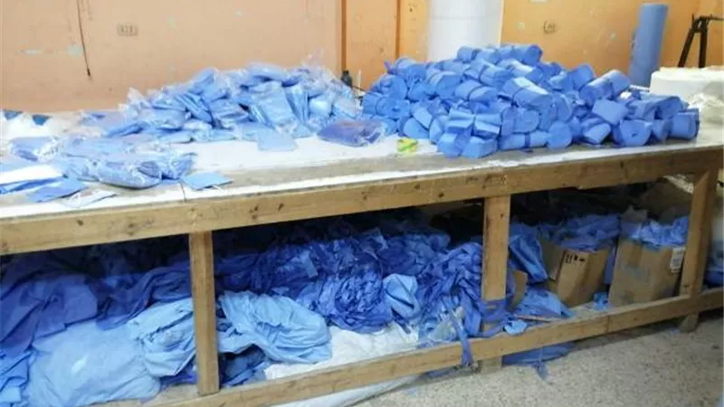 ضبط 40 ألف كمامة مجهولة المصدر داخل مصنع غير مرخص بالمطرية
