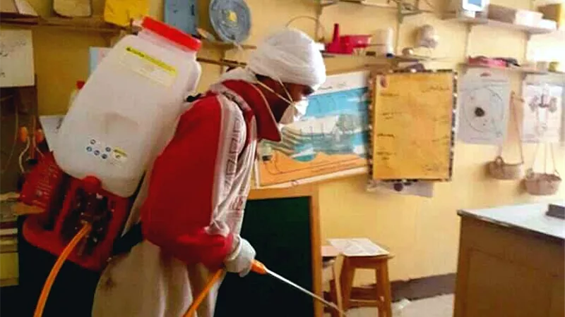 شاهد.. وكيل مدرسة دفعته مروءته لتطهير مدرستين ومسجد بعد إصابة عامل البيئة