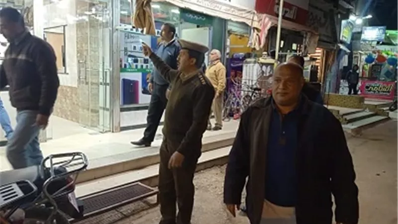 حملة لتنفيذ غلق المحلات بمدينة مشتول السوق ليلاً..صور