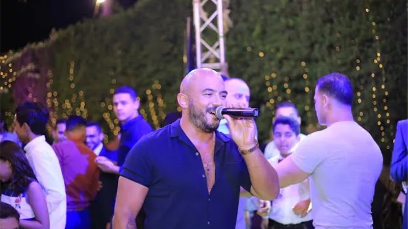 محمود العسيلى يتحدى كورونا ويغنى فى حفل زفاف