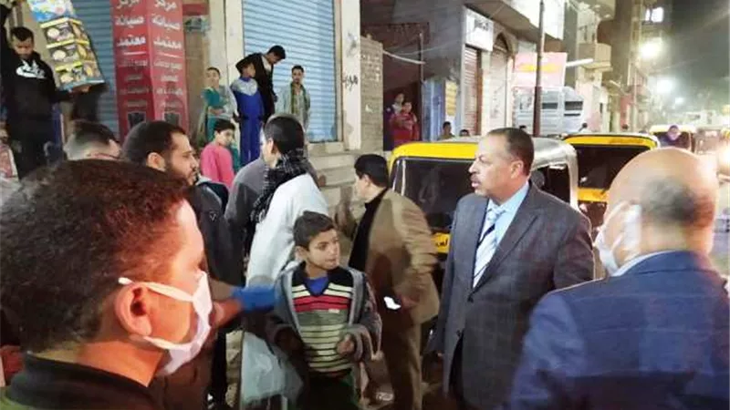 سكرتير مساعد أسيوط يقود حملة بمركز منفلوط لتنفيذ قرار الإغلاق بالصور
