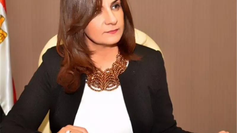 وزيرة الهجرة تقبل تحدى خالد أبو بكر.. وتعلن رعايتها ل 50 أسرة