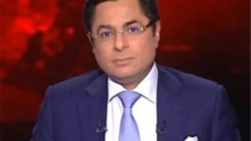 خالد أبو بكر يقبل 