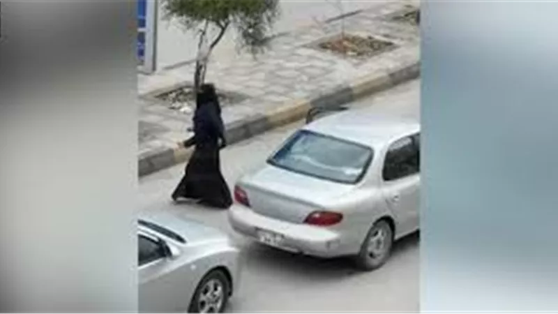 سيدة ترقص فى الشارع عقب حظر التجوال فى العاصمة الاردنية