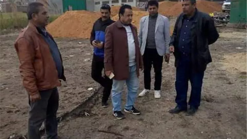رئيس مركز ومدينة ابوحماد يشرف علي استكمال اعمال إنشاء الموقف الجديد