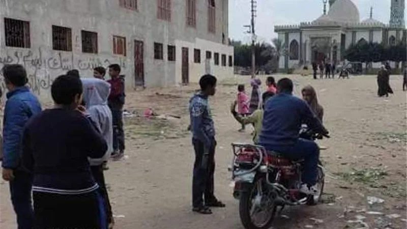 رئيس مدينة ابوحماد يأمر بفض تجمعات لاثنين من الأسواق بوحدة الصوة