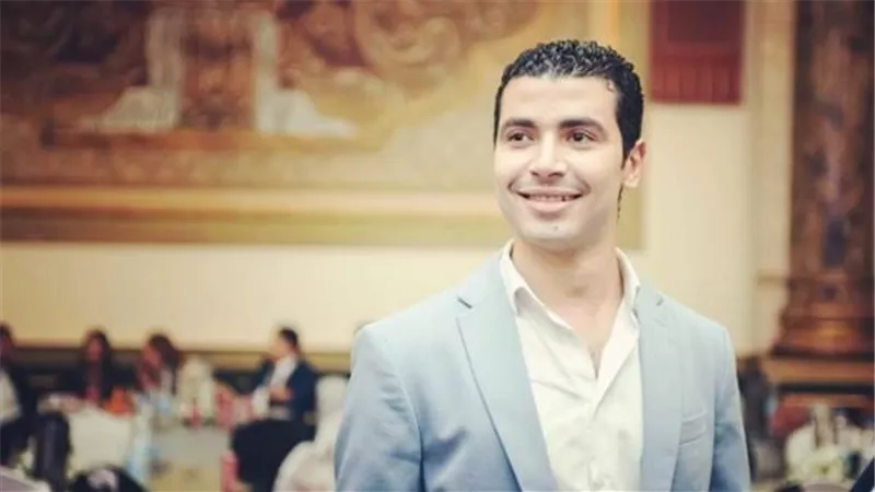 نجم مسرح مصر : الأذان بالصيغة الجديدة أبكاني