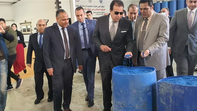 عبد الغفار وصقر يتفقدان خط إنتاج المطهرات بتحالف البتروكيماويات