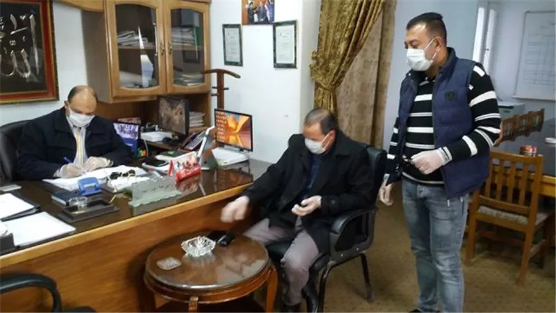 توزيع كمامات وقفازات على العاملين بمركز ومدينة الإسماعيلية .صور