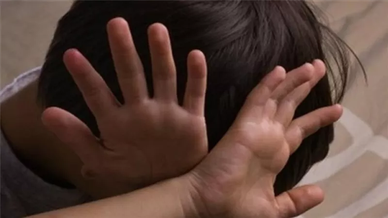 أب يقتل نجله ركلًا بالأقدام: 