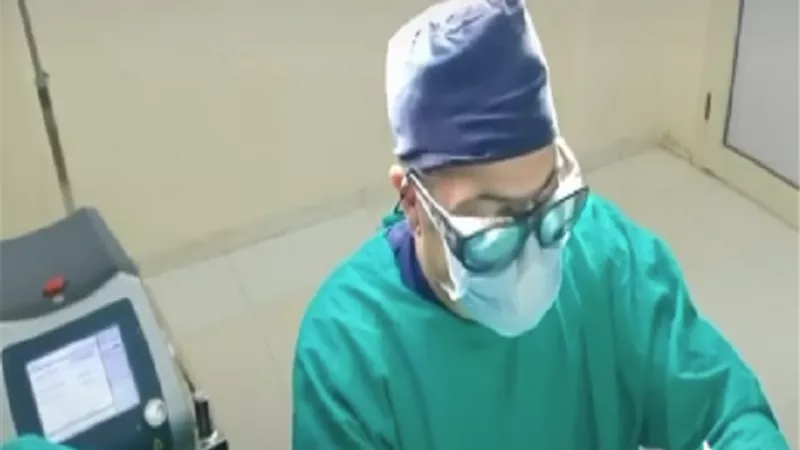 طبيب يستعين 