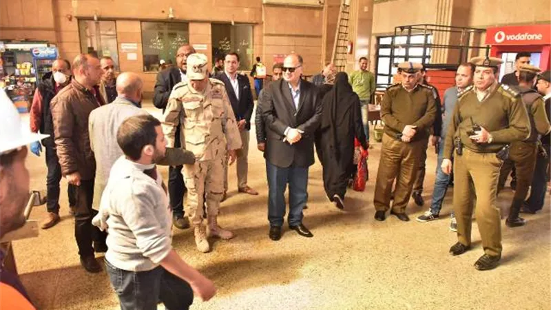 محافظ أسيوط يقود حملة لتعقيم وتطهير معهد الأورام ومحطة القطار بالصور