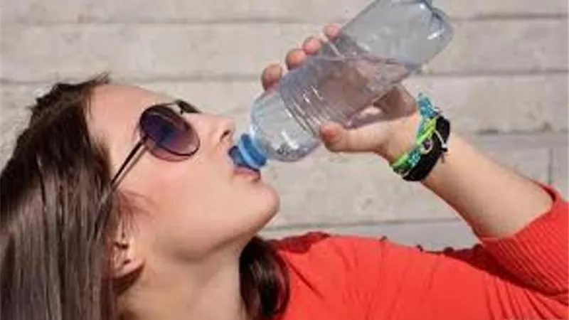 شرب المياه يحميك من كورونا.. حقيقة أم خرافة؟