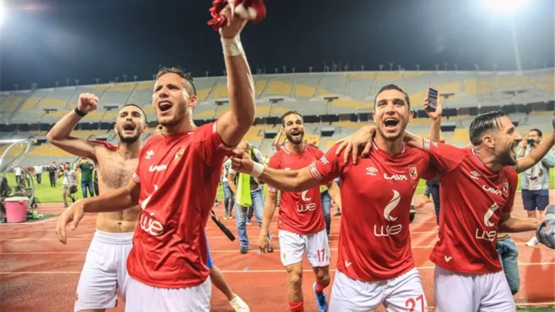 الأهلى يقرر تمديد عقد مدافعه