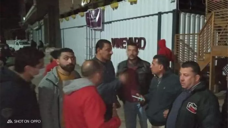 رئاسة مدينة الزقازيق تشمع عددا من المحال التجارية المخالفة لقرار الغلق صور